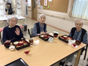 みどりR4敬老会-昼食中