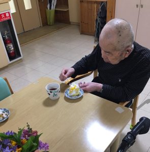 誕生日、おやつのケーキ